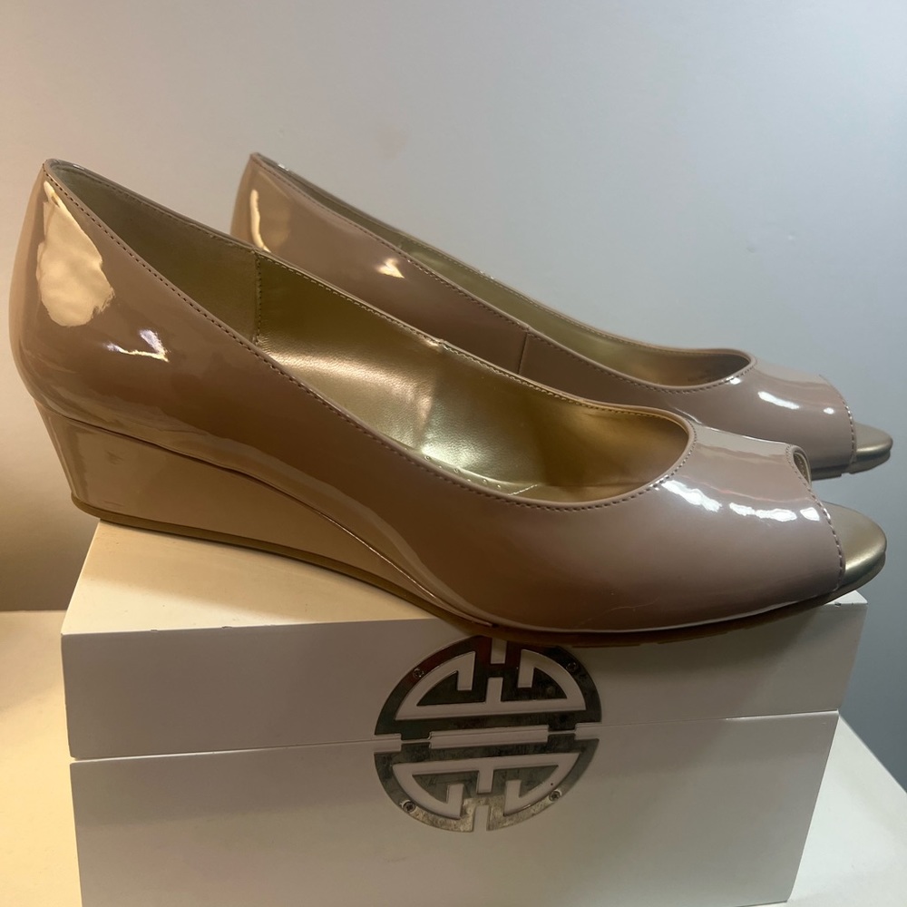 New Without Box: Bandalino Dress Wedge in Taupe